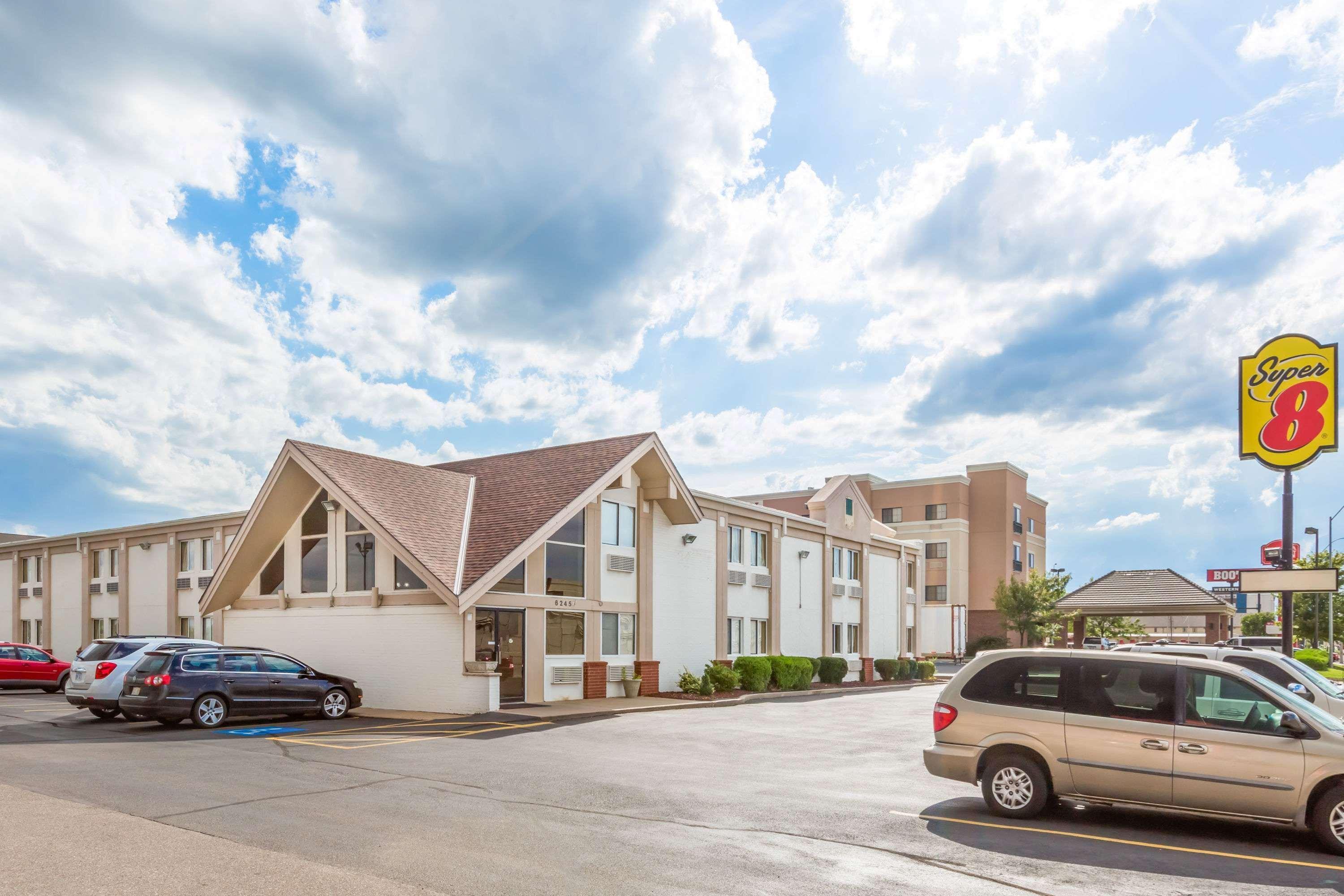 Super 8 By Wyndham Wichita Airport West Kellogg Motel Exterior photo